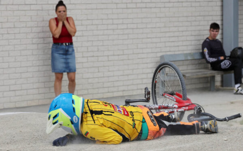Geriausioje liepos sporto nuotraukoje – skaudus dviratininko „sustojimas