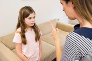 Psichologė pataria: vaikai virsta ne ožiukais ar piktomis širšėmis, o signalizuoja apie emocinius poreikius