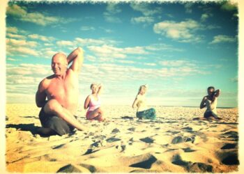 Neringos paplūdimiuose pradedamos nemokamos jogos mankštos