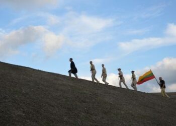„Tautišką giesmę“ naisiečiai giedojo ant Baltų arenos (foto)