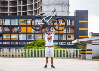 Geram BMX  dviratininkui svarbu mokėti kristi