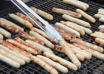 Daugiau nei pusė parduodamų dešrelių netinkamos kepti ant laužo