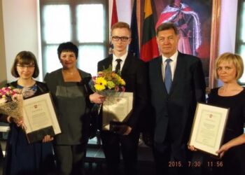 Valdovų rūmuose pagerbti geriausiai brandos egzaminus išlaikę mažeikiškiai abiturientai