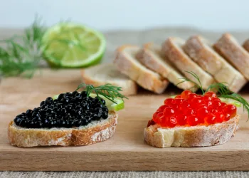 Lengvi receptai Naujiesiems: išbandykite užkandžius su ikrais ir krabų lazdelėmis