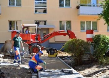 Palangos komunalininkai intensyviai tvarko daugiabučių namų aplinką