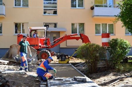 Palangos komunalininkai intensyviai tvarko daugiabučių namų aplinką
