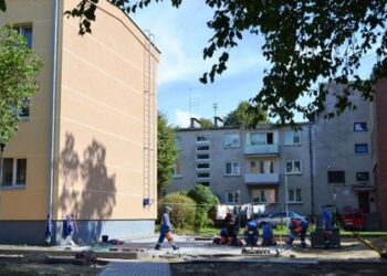 Palangos komunalininkai intensyviai tvarko daugiabučių namų aplinką