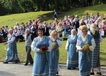 Šeštadienį Tirkšlių pušyne skambėjo dainos, muzika, juokas – Mažeikių TAU organizavo renginį „Mūsų visų namai – Lietuva“