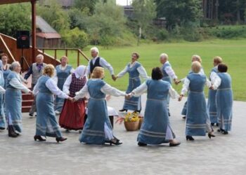 Šeštadienį Tirkšlių pušyne skambėjo dainos, muzika, juokas – Mažeikių TAU organizavo renginį „Mūsų visų namai – Lietuva“