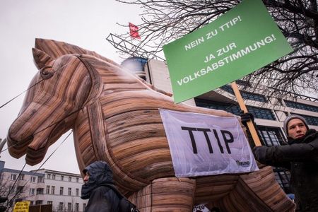 Kuo elitiškos ir įslaptintos derybos dėl TTIP sutarties grasina demokratijai?