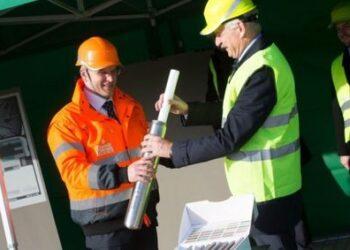 Ūkio ministras E. Gustas cementinių dailylenčių gamyklos atidaryme Naujojoje Akmenėje pabrėžė investuotojų pasitikėjimą Lietuva