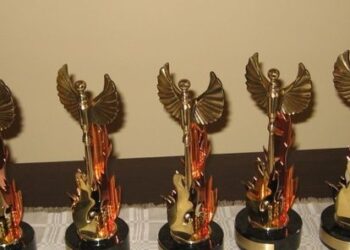 Bus teikiami prestižiniai apdovanojimai „Auksinis Feniksas”