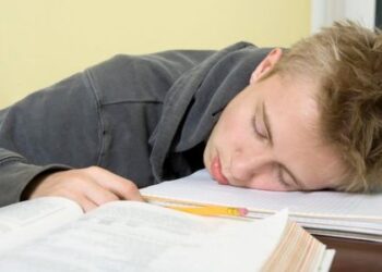 Paaugliai miega vis mažiau