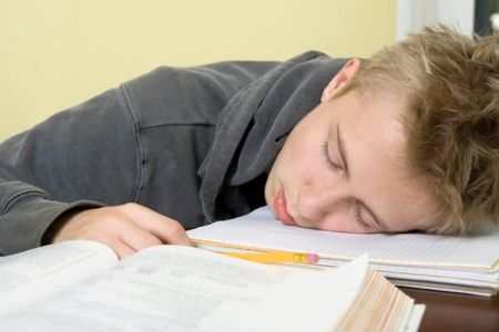 Paaugliai miega vis mažiau