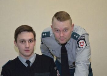 Šaulių policijos pareigūnai pradžiugino pravažiuojančių vairuotojų pagalbos nesulaukusias senoles
