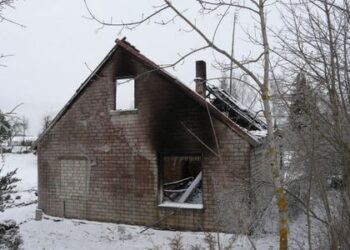 Alsėdžiuose moteris ir dvi jos dukros liko be namų