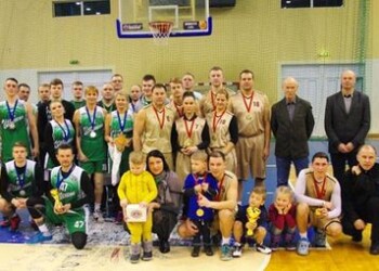 Šeimų krepšinio turnyro nugalėtojai – plungiškiai