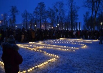 Aikštėje prie savivaldybės sužibo žodis LAISVĖ
