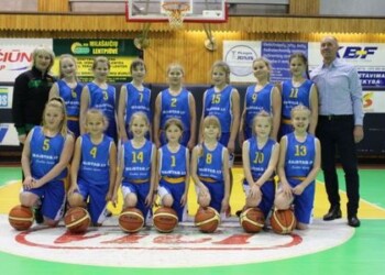 Jaunosios krepšininkės draugiškas varžybas pradėjo pasipuošusios dovanota sportine apranga