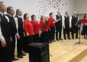 Rankose – gėlės, veiduose – šypsenos