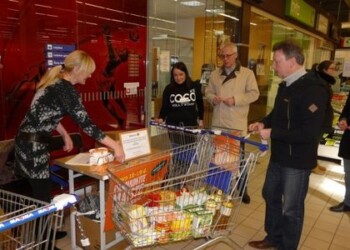 Plungės meras su komanda dalyvavo „Maisto banko“ akcijoje