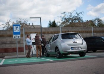 Tyliajame elektromobilių maratone – net 10 „Nissan Leaf“