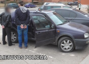 Klaipėdietės, įtariamos heroino platinimu, narkotikus slėpė ir vaikų drabužėliuose