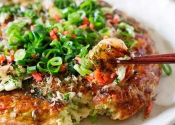 Okonomiyaki arba kaip blynas iš makaronų galėjo tapti 2016 m. kulinarijos tendencija?