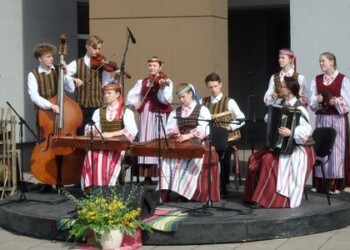 Plungės Senamiesčio aikštėje šurmuliavo Atvelykio šventė