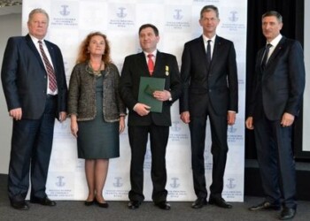 „Darbo žvaigždės“ medaliu apdovanotas tautodailininkas Viktoras Raibužis