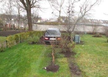 Telšiuose į namo kiemą įlėkusio „BMW“ vairuotoją ir keleivį pareigūnai rado kavinėje