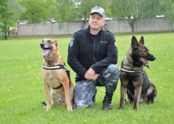 Pareigūnai išgelbėjo pro devinto aukšto langą ketinusį iššokti vyrą