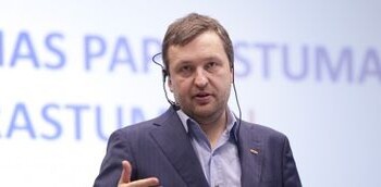 Politologai sako, kad pasitraukdamas iš Liberalų sąjūdžio A.Guoga bando išlikti politikoje