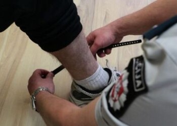 Šiaulių apskrities policijoje nusikalstama veika įtariamiems asmenims uždėtos pirmosios elektroninės apykojės
