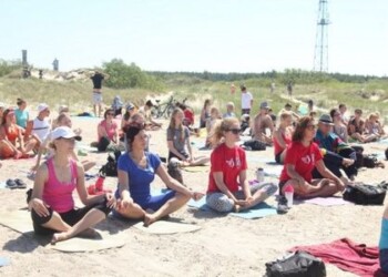 Joninių dieną – rekordinė jogos mankšta Šventojoje