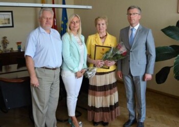 Jurbarko rajono meras jubiliejaus proga pagerbė ansamblio „Veliuonietis“ vadovę Adelę Baublienę