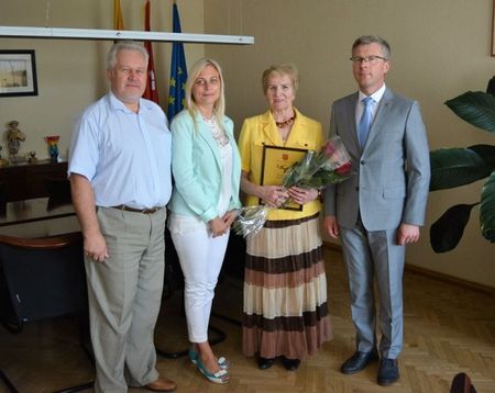 Jurbarko rajono meras jubiliejaus proga pagerbė ansamblio „Veliuonietis“ vadovę Adelę Baublienę