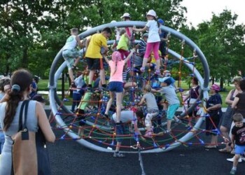 Vienybės ir patriotiškumo proveržis Plungėje: įkvėpti TV projekto „Lietuvos supermiestas“, įteikė dovaną visiems miesto vaikams