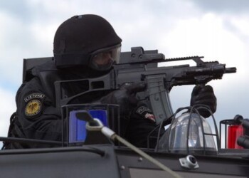 Rinktinės „Aras“ pareigūnai šturmuoja prekybos centrą