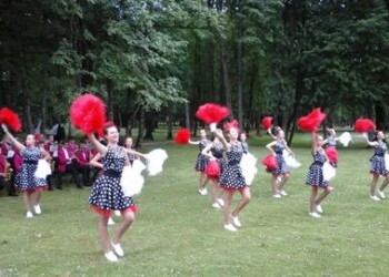 Pasimatyme parke – orkestras ir šokėjos