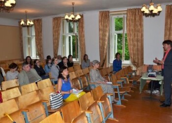 Dabikinės dvare šluostomos laiko dulkės