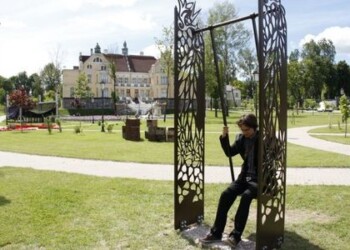 Chaimo Frenkelio vilos parką papuošė secesijos stiliaus sūpynės