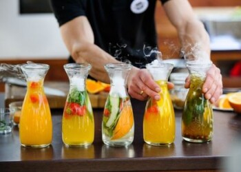 Karštą vasaros dieną atgaivins namuose gaminti limonadai