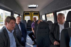 Pirmoji geltonąjį autobusą išbandė vyriškoji Savivaldybės vadovų dalis: (iš kairės): meras Vitalijus Mitrofanovas, mero pavaduotojas Apolinaras Nicius, Administracijos direktorės pavaduotojas Algirdas Bučys, Švietimo, kultūros ir sporto skyriaus vedėjas Vytautas Juozapavičius    