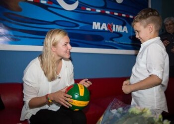 R. Meilutytės palaikoma socialinė iniciatyva sulaukė susidomėjimo – 600 pradinukų galės išmokti plaukti