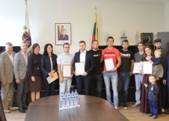 Apdovanoti geriausių jaunimo verslo idėjų autoriai