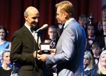 Remigijus Adomaitis apdovanotas garbės ženklu „Nešk savo šviesą ir tikėk“