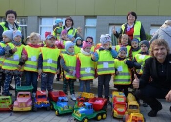 Šilalės rajono vaikučiai siekė Lietuvos vaikų rekordo DAUGIAUSIA VAIKŲ SU ŽAISLINĖMIS MAŠINOMIS