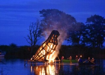 Nendrinės skulptūros suliepsnojo akustinių spalvų fone