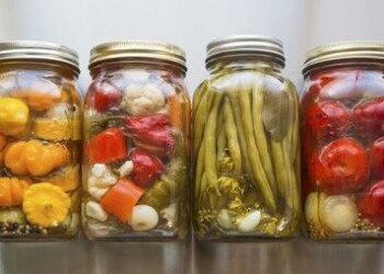 Gydytoja dietologė: netiesa, kad konservuotose daržovėse nėra vitaminų